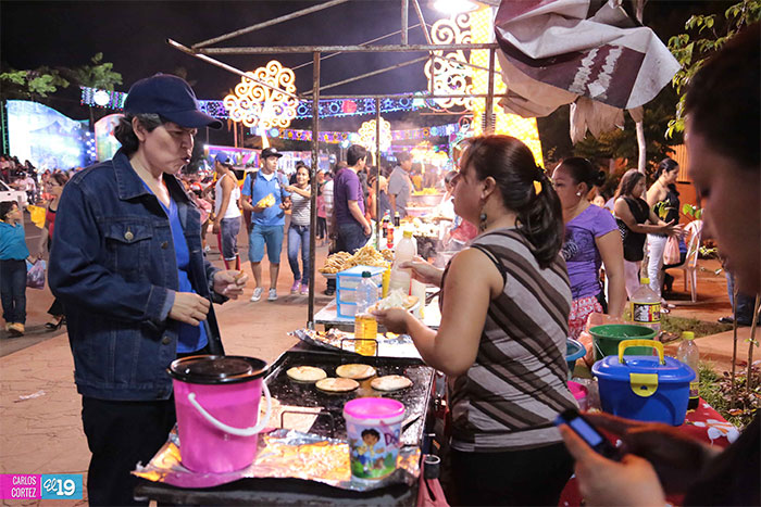 Familias nicaragüenses celebran a María en la Avenida de Bolívar a Chávez