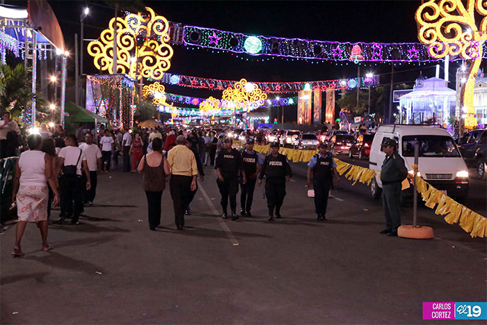 Familias nicaragüenses celebran a María en la Avenida de Bolívar a Chávez