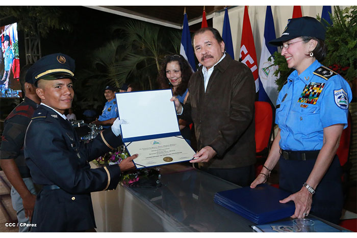 Daniel y Rosario presiden graduación de nuevos miembros de la Policía Nacional