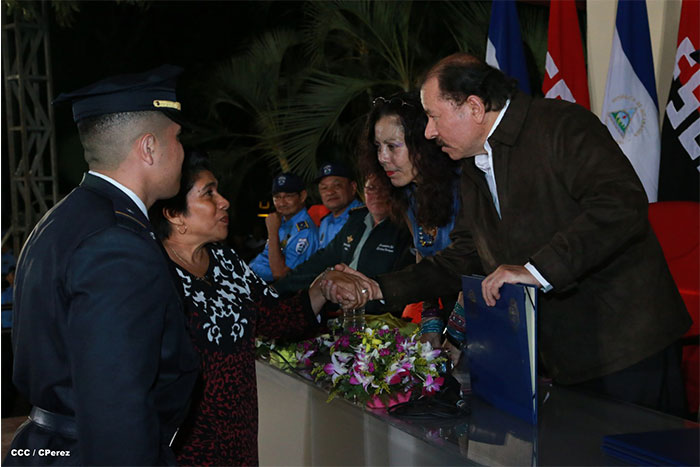 Daniel y Rosario presiden graduación de nuevos miembros de la Policía Nacional