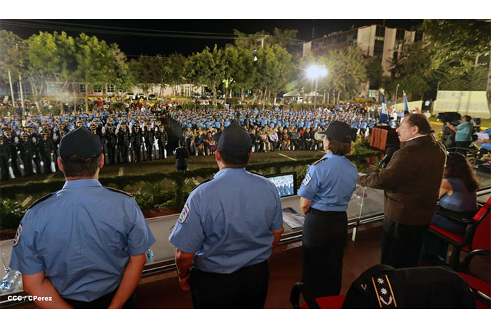 Daniel y Rosario presiden graduación de nuevos miembros de la Policía Nacional
