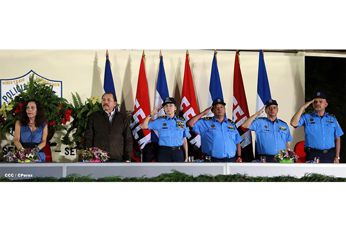 Daniel y Rosario presiden graduación de nuevos miembros de la Policía Nacional
