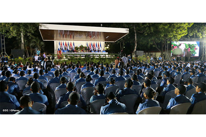 Daniel y Rosario presiden graduación de nuevos miembros de la Policía Nacional