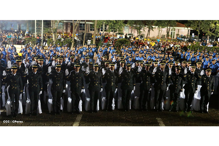 Daniel y Rosario presiden graduación de nuevos miembros de la Policía Nacional