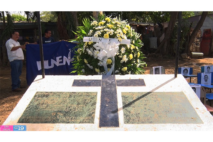 Conmemoran lucha universitaria y a los mártires Porfirio Ramos y Gerónimo Urbina