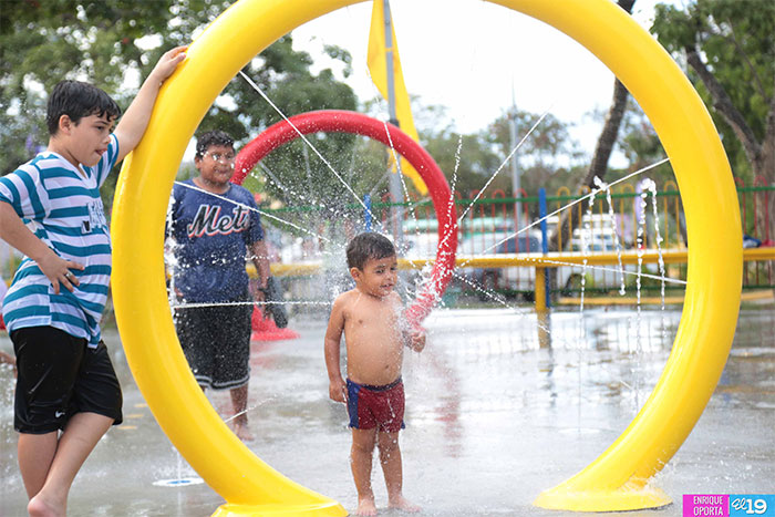Niñez de la capital disfruta de nueva área de juego en Parque Luis Alfonso Velásquez