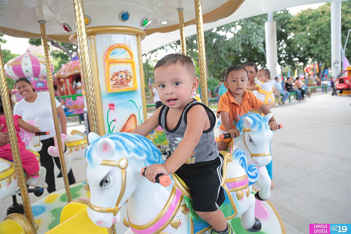 Niñez de la capital disfruta de nueva área de juego en Parque Luis Alfonso Velásquez