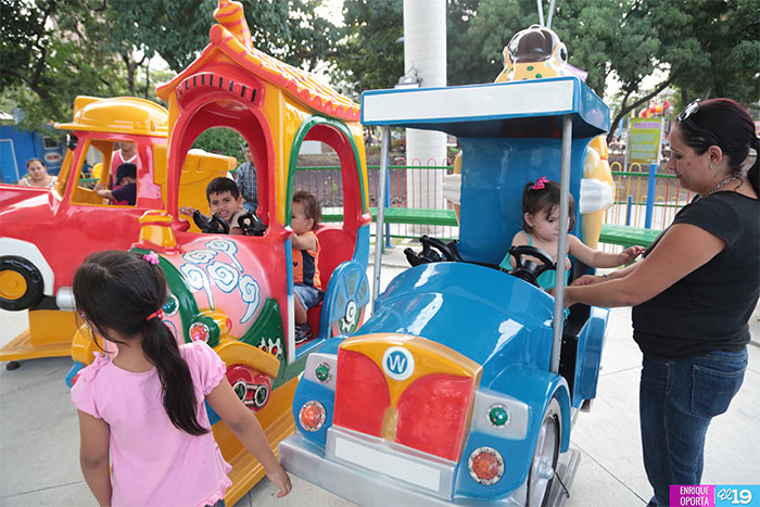 Niñez de la capital disfruta de nueva área de juego en Parque Luis Alfonso Velásquez