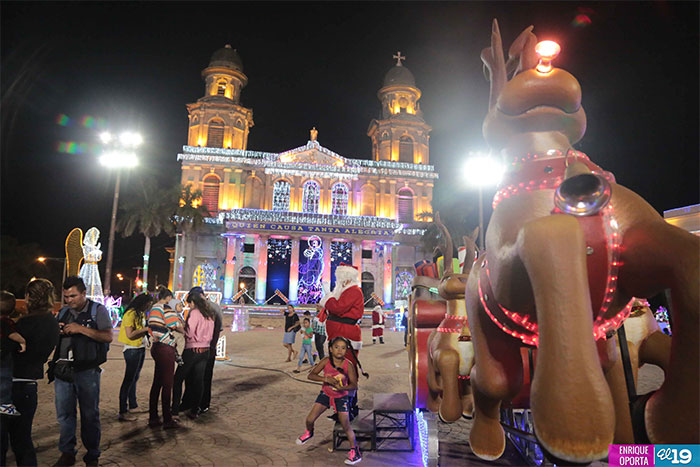 Familias disfrutan de la navidad en Avenida de Bolívar a Chávez