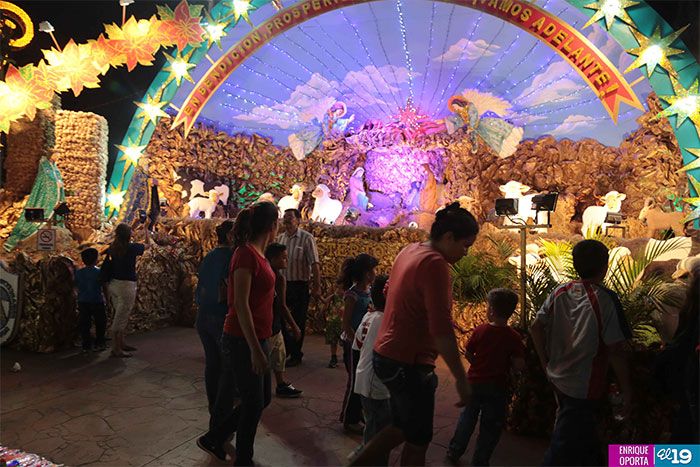 Familias disfrutan de la navidad en Avenida de Bolívar a Chávez