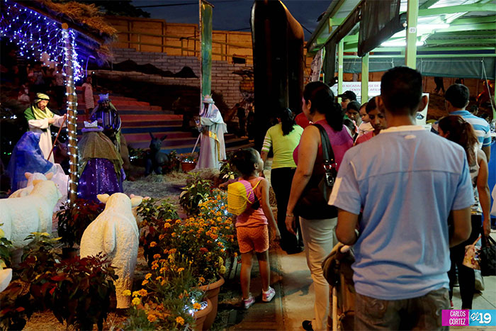 Familias disfrutan de la navidad en parque de ferias