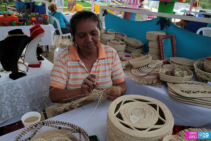 Familias disfrutan de la navidad en parque de ferias