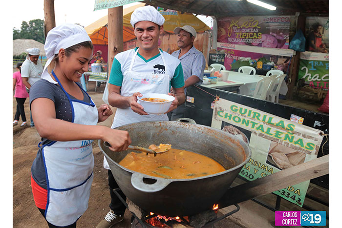 Familias disfrutan de la navidad en parque de ferias