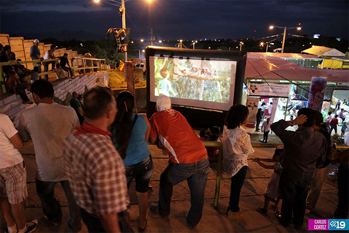 Familias disfrutan de la navidad en parque de ferias