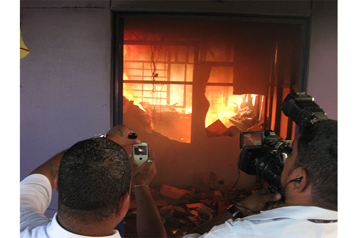 Incendio consume dos viviendas en Barrio Santa Rosa