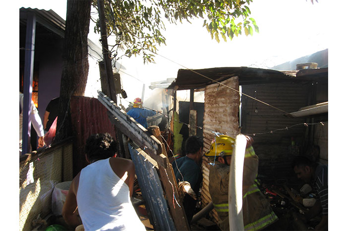 Incendio consume dos viviendas en Barrio Santa Rosa