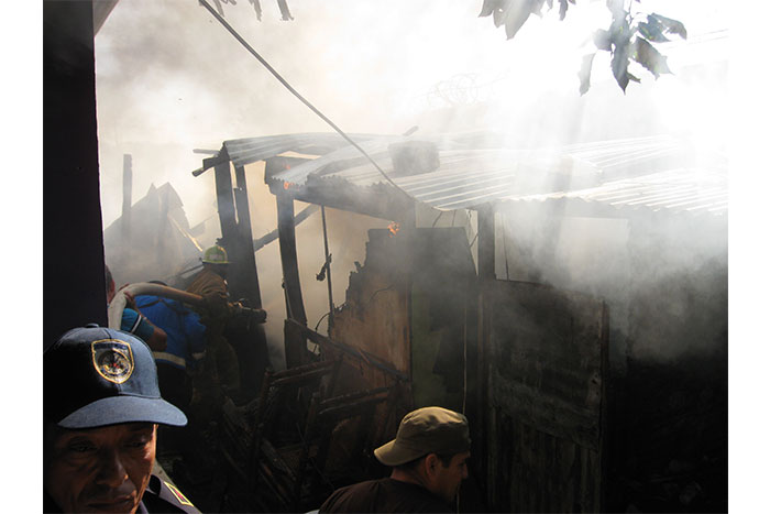 Incendio consume dos viviendas en Barrio Santa Rosa