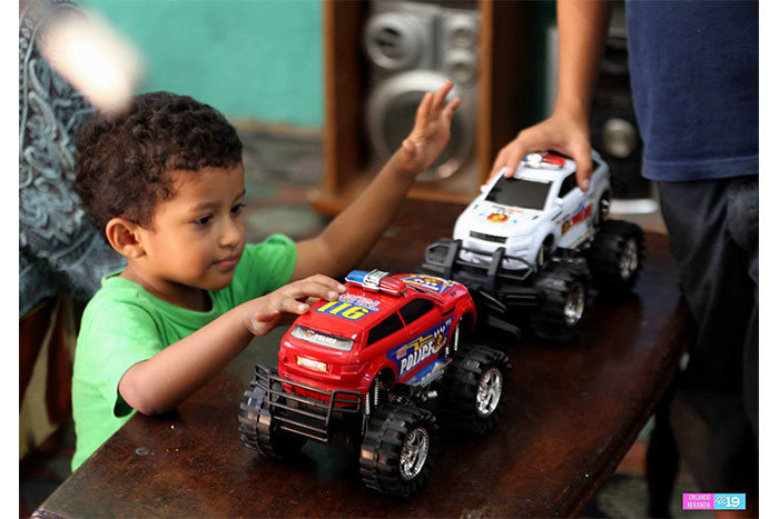 Más niños de Managua reciben con alegría obsequios navideños