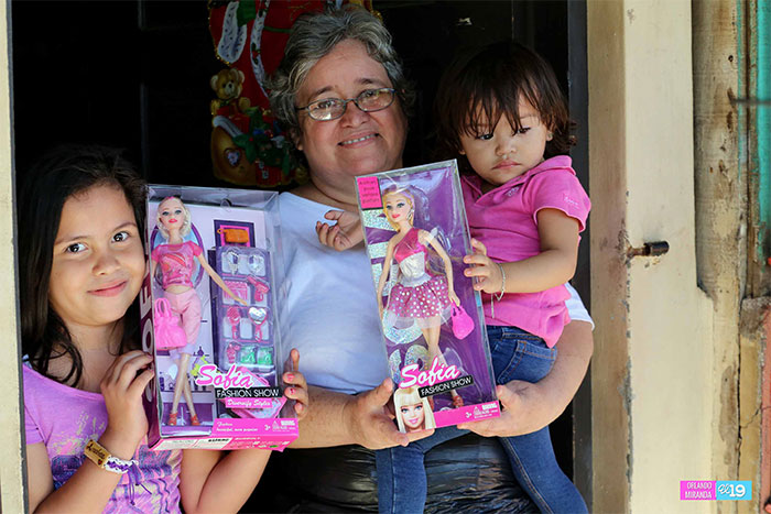 Más niños de Managua reciben con alegría obsequios navideños