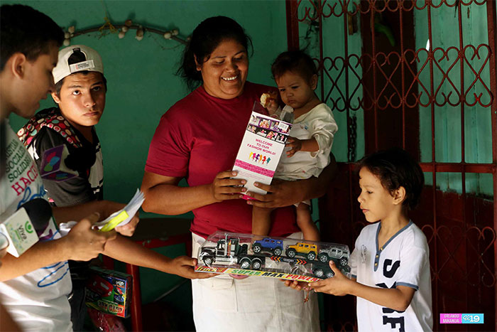 Más niños de Managua reciben con alegría obsequios navideños