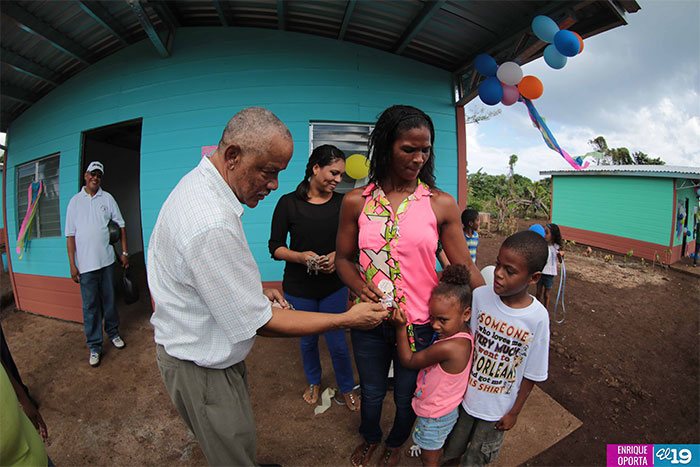 En tiempos de Navidad, familias de Corn Island reciben viviendas dignas