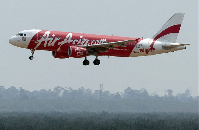 Avión de AirAsia desaparece con 162 personas
