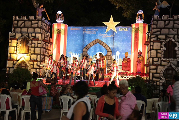 Alegre ambiente navideño en Avenida de Bolívar a Chávez