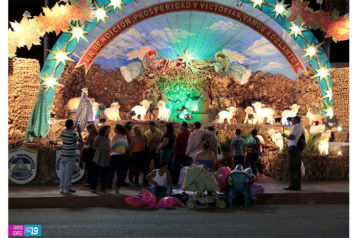 Alegre ambiente navideño en Avenida de Bolívar a Chávez