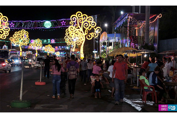 Alegre ambiente navideño en Avenida de Bolívar a Chávez