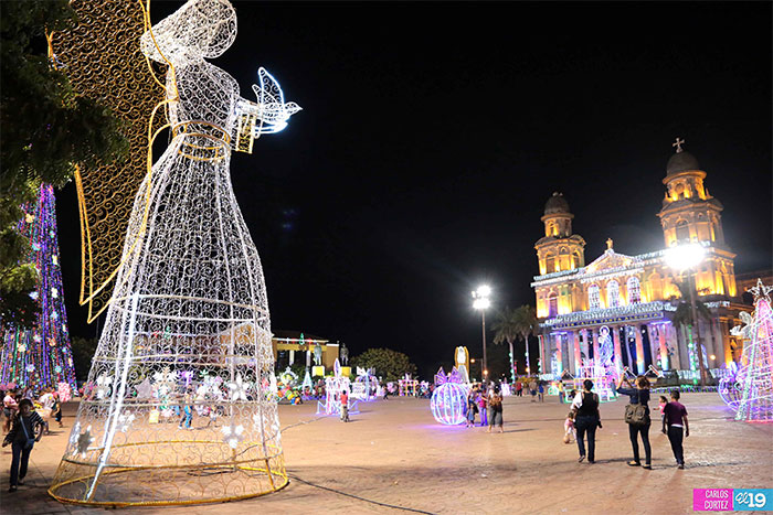 Alegre ambiente navideño en Avenida de Bolívar a Chávez