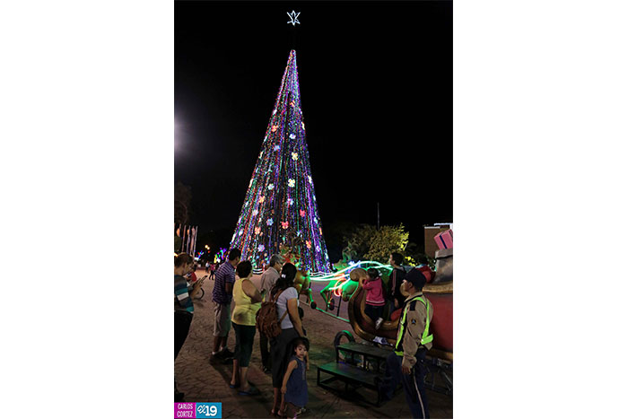 Alegre ambiente navideño en Avenida de Bolívar a Chávez