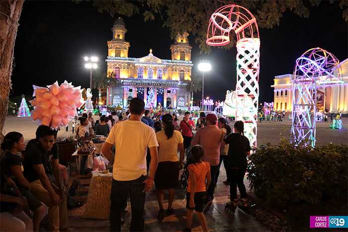 Alegre ambiente navideño en Avenida de Bolívar a Chávez
