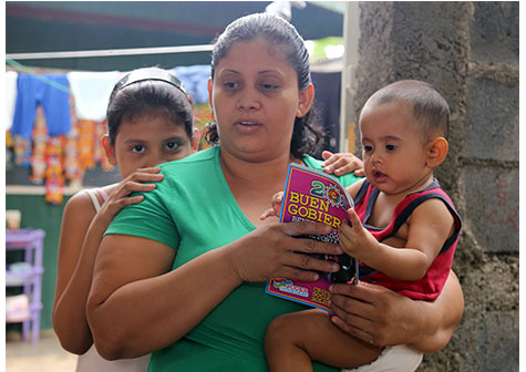 Familias reciben con gran interés la cartilla Amor para los más Chiquitos