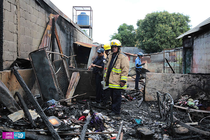 Bomberos sofocan incendio en Barrio René Cisneros