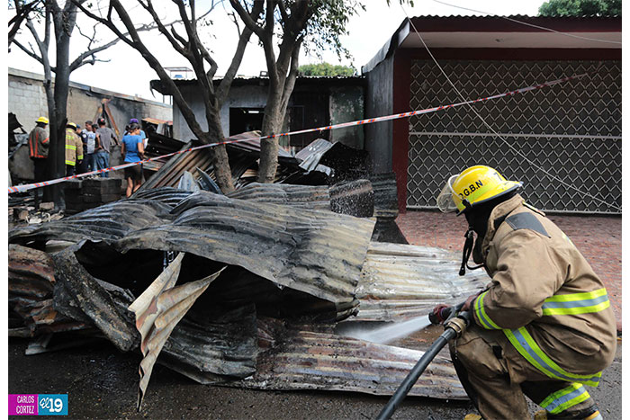 Bomberos sofocan incendio en Barrio René Cisneros
