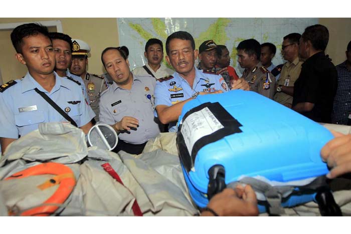 Recuperados en el mar restos y cadáveres del avión de AirAsia desaparecido