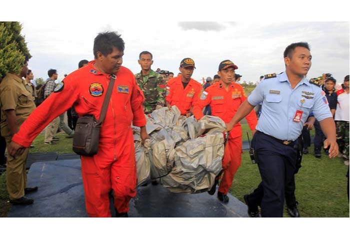 Recuperados en el mar restos y cadáveres del avión de AirAsia desaparecido