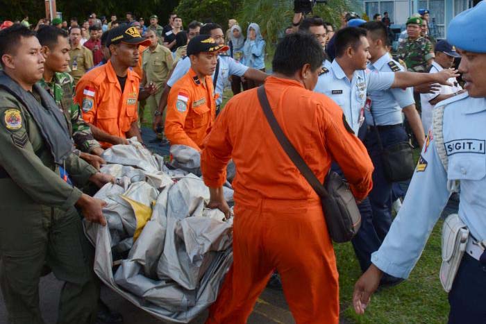 Siete cuerpos han sido rescatados entre restos del vuelo de AirAsia