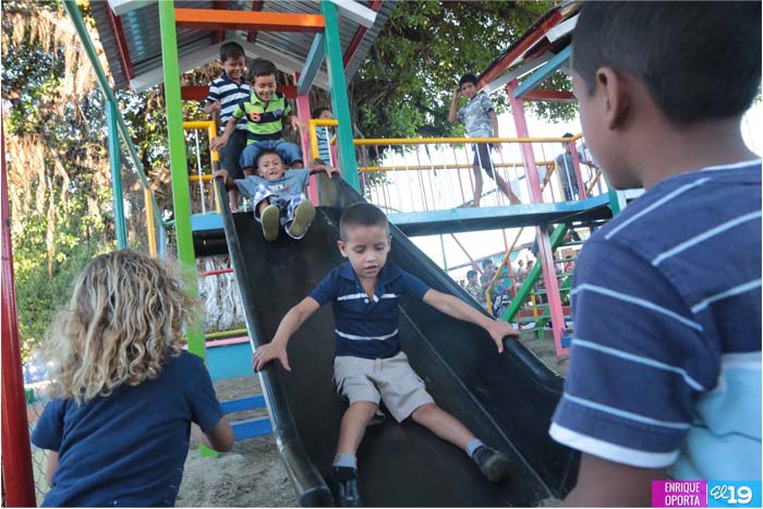 Familias de Masachapa estrenan bonita plaza parque