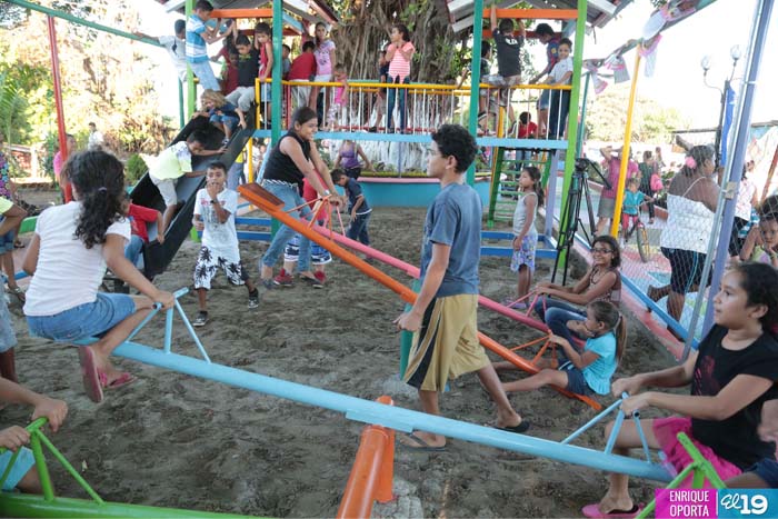 Familias de Masachapa estrenan bonita plaza parque