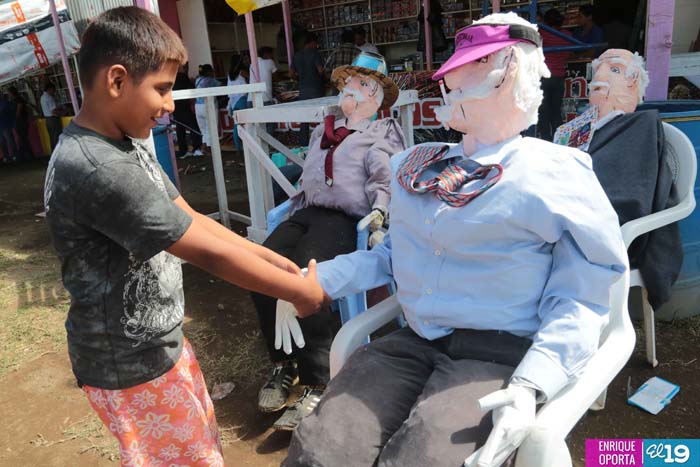 Quemar al “viejo o vieja” una tradición para despedir el año