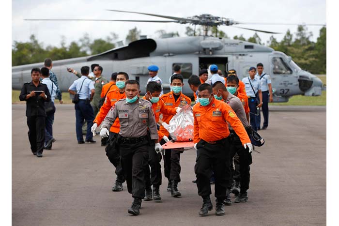 30 cuerpos han sido recuperados del avión de AirAsia