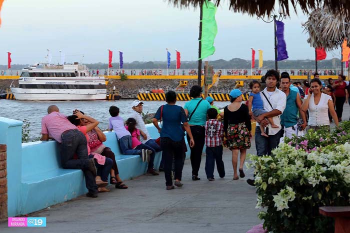 Nicaragüenses y extranjeros disfrutan domingo en familia en el Puerto Salvador Allende
