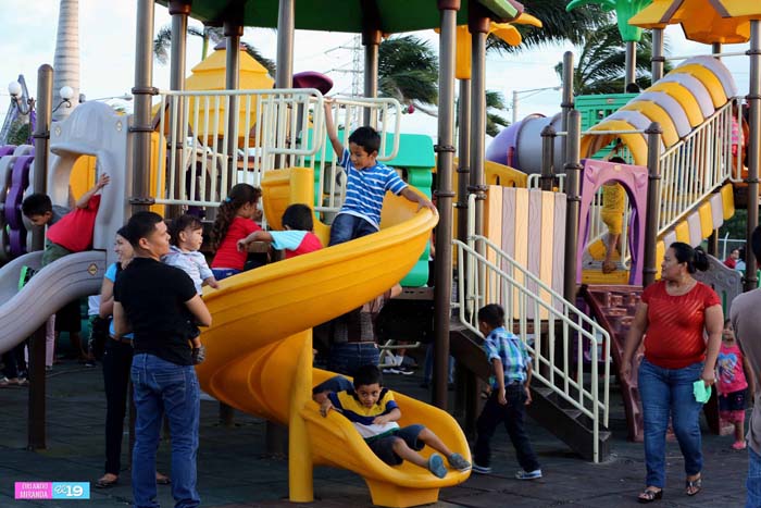 Nicaragüenses y extranjeros disfrutan domingo en familia en el Puerto Salvador Allende