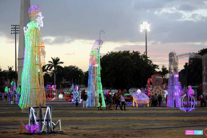 Más familias recorren Avenida de Bolívar a Chávez