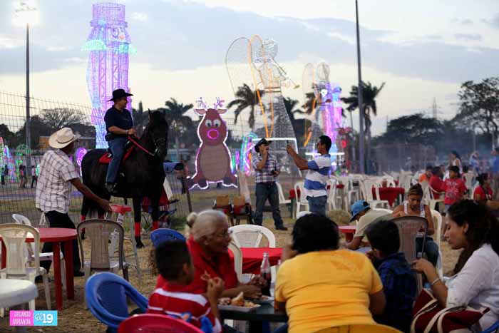 Más familias recorren Avenida de Bolívar a Chávez