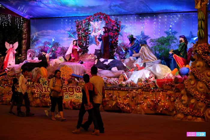 Más familias recorren Avenida de Bolívar a Chávez