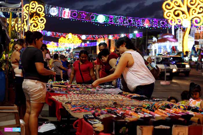 Más familias recorren Avenida de Bolívar a Chávez