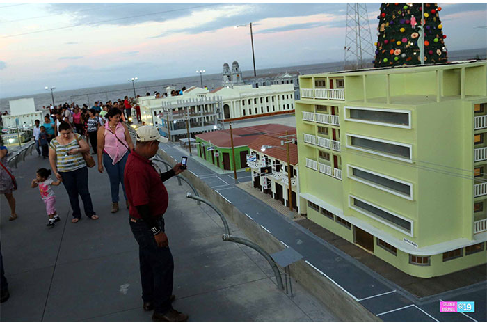 Familias capitalinas disfrutan la tarde del domingo en espacios de esparcimiento en Avenida de Bolívar a Chávez