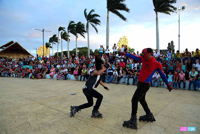 Familias capitalinas disfrutan la tarde del domingo en espacios de esparcimiento en Avenida de Bolívar a Chávez